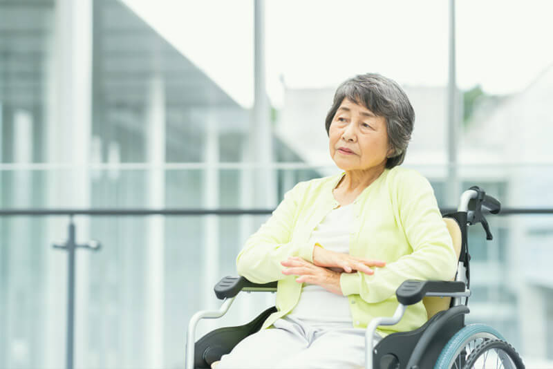 車椅子に座る老人のイメージ