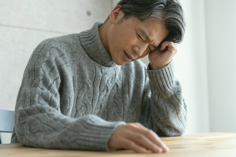 悩む人のイメージ