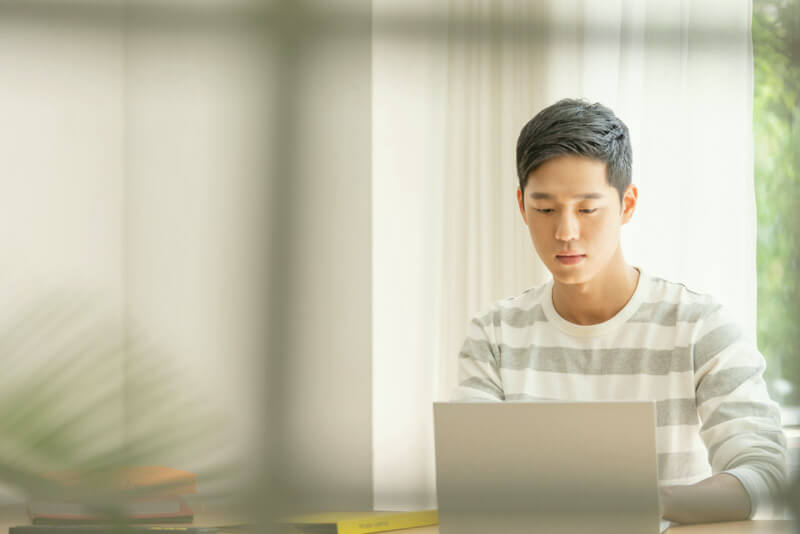 がん治療について調べる人のイメージ